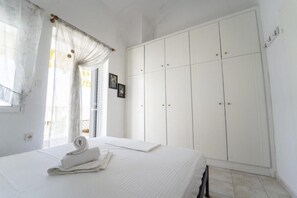 2 عدّة غرف نوم ومكواة/لوح كي وواي فاي وملاءات أسرّة