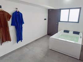 Luxury Suite | Deep soaking bathtub