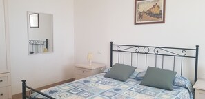 1 bedroom, travel crib