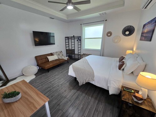 Private apt, king bed, full kitchen, huge shower.
