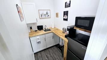 Refrigerador, microondas, parrilla de estufa y cafetera y tetera