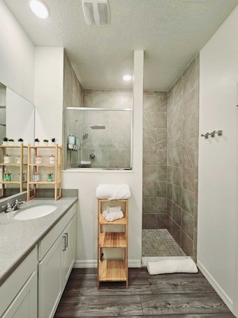 シャワー、ヘアドライヤー、タオル、石鹸. Private apt, king bed, full kitchen, huge shower.