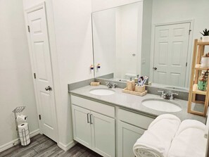 Douche, sèche-cheveux, serviettes fournies, savon