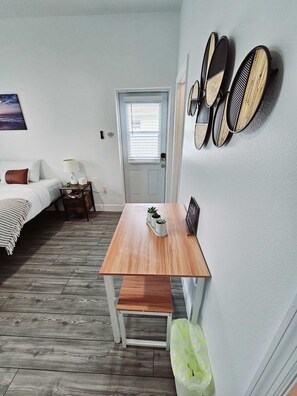 1 slaapkamer, een kluis op de kamer, een strijkplank/strijkijzer