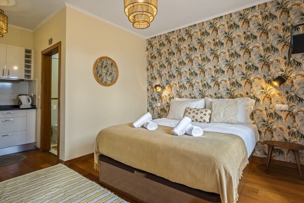 Iron/ironing board, travel crib, free WiFi, bed sheets