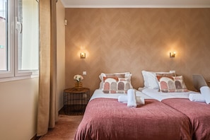 1 chambre, fer et planche à repasser, lit de bébé portatif