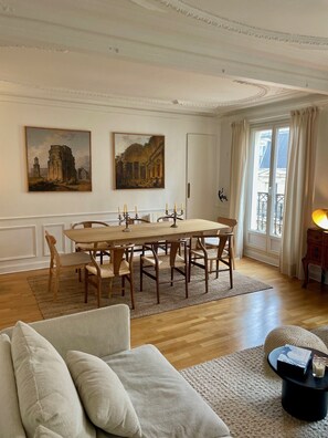 Living area - Élégant Appartement Design Notre-dame Avec Terrasse (Paris)
