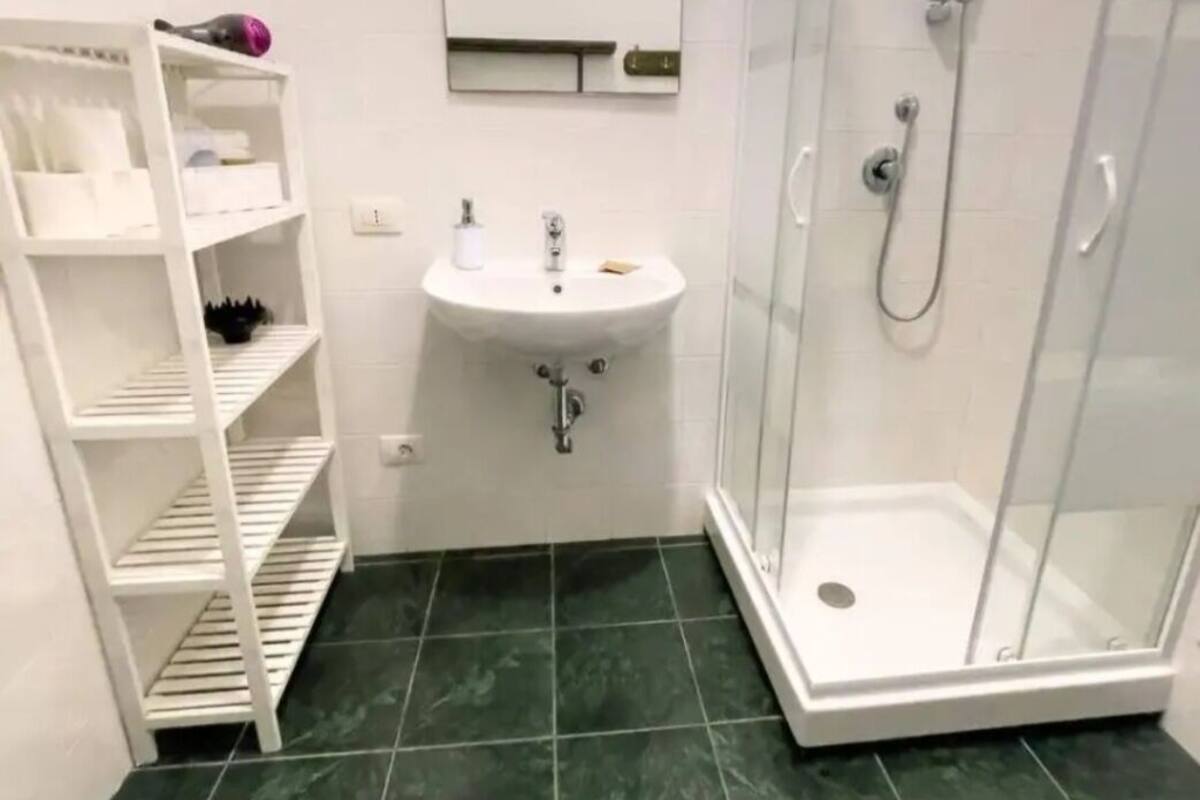 Economy kamer | Badkamer | Een douche, gratis toiletartikelen, een haardroger, een bidet