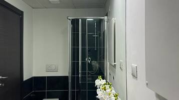 Douche, sĂšche-cheveux, bidet, serviettes fournies