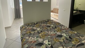 1 室のベッドルーム、デスク、アイロン / アイロン台、WiFi (無料)