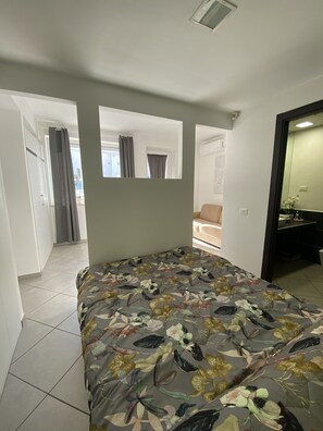 1 quarto, escrivaninha, ferros/tábuas de passar roupa, roupa de cama