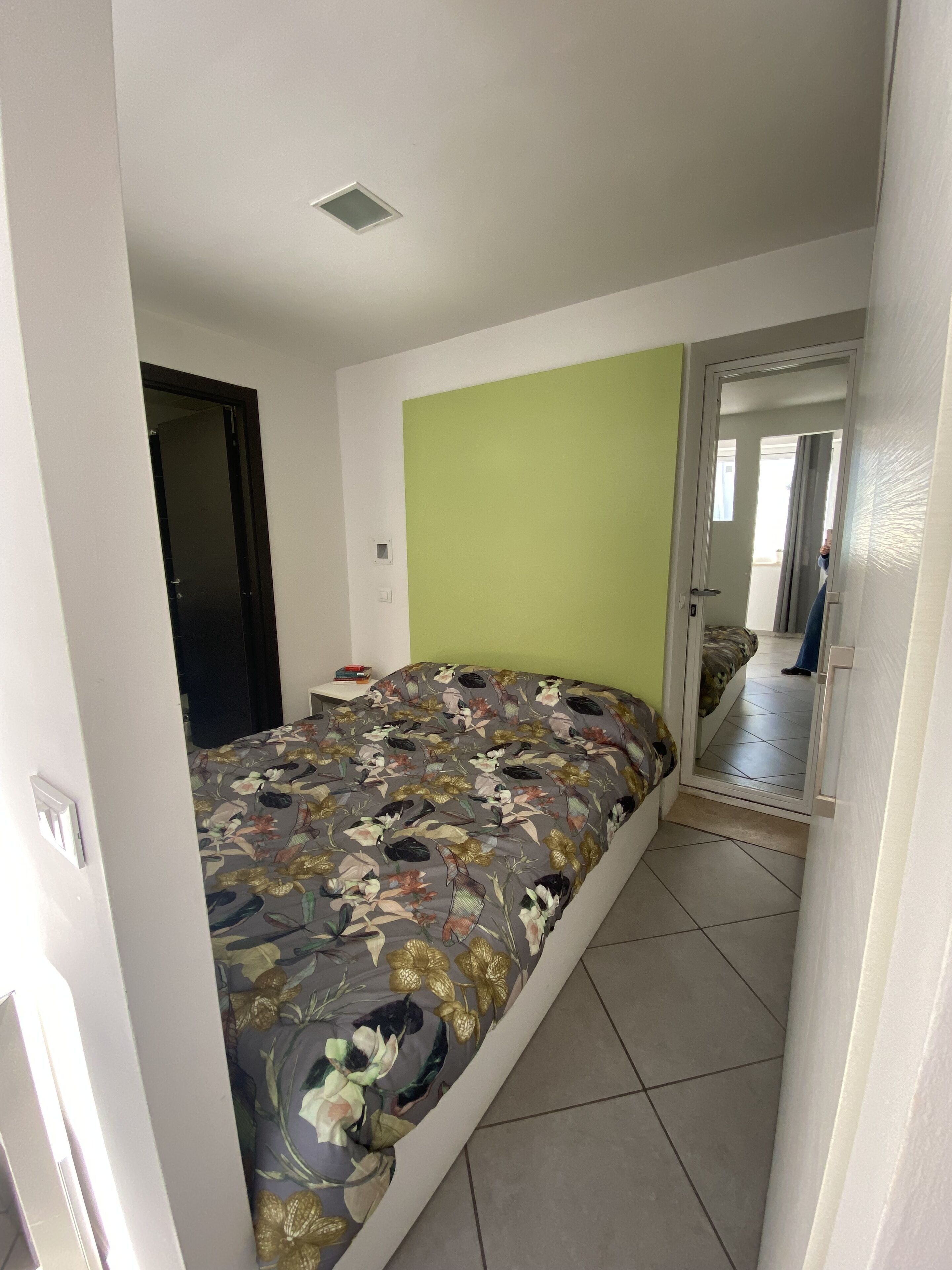 1 chambre, bureau, fer et planche à repasser, draps fournis