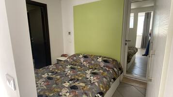 1 chambre, bureau, fer et planche Ă repasser, draps fournis