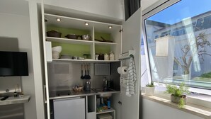 コーヒー / ティーメーカー、冷蔵庫、コンロ、調理器具と食器