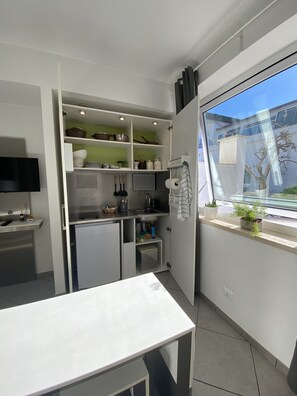 Geladeira, cooktop, cafeteira/chaleira