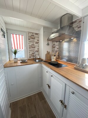 Een koelkast, een kookplaat, een koffiezetapparaat/waterkoker