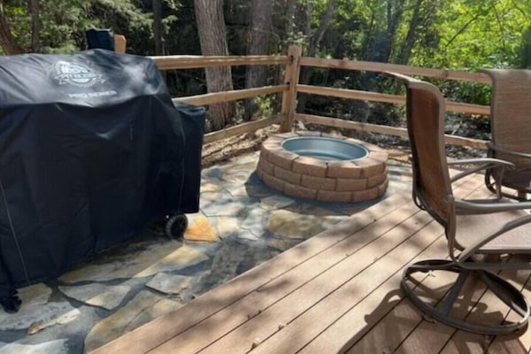 Banyera d'hidromassatge a l'aire lliure