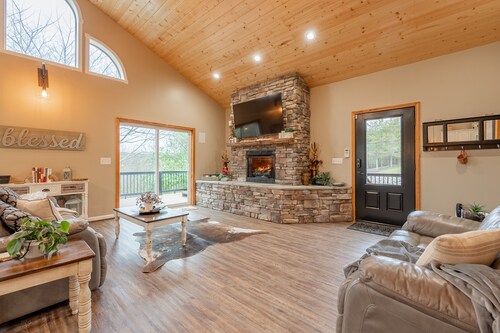 Secluded 5 BR Modern Cabin, 120 acres.  New River  Trail, Claytor Lake, VA tech 