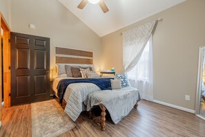 5 bedrooms, in-room safe, iron/ironing board, free WiFi - Secluded 5 BR Modern Cabin, 120 acres.  New River  Trail, Claytor Lake, VA tech  (Draper)