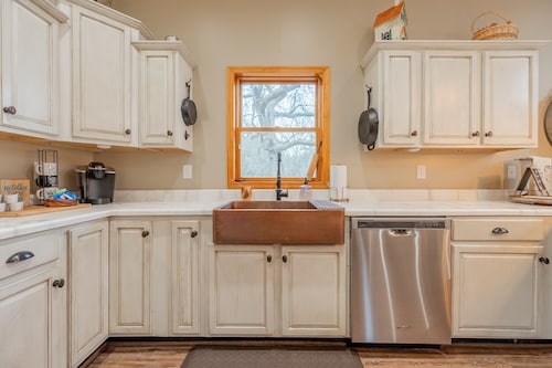 Secluded 5 BR Modern Cabin, 120 acres.  New River  Trail, Claytor Lake, VA tech 