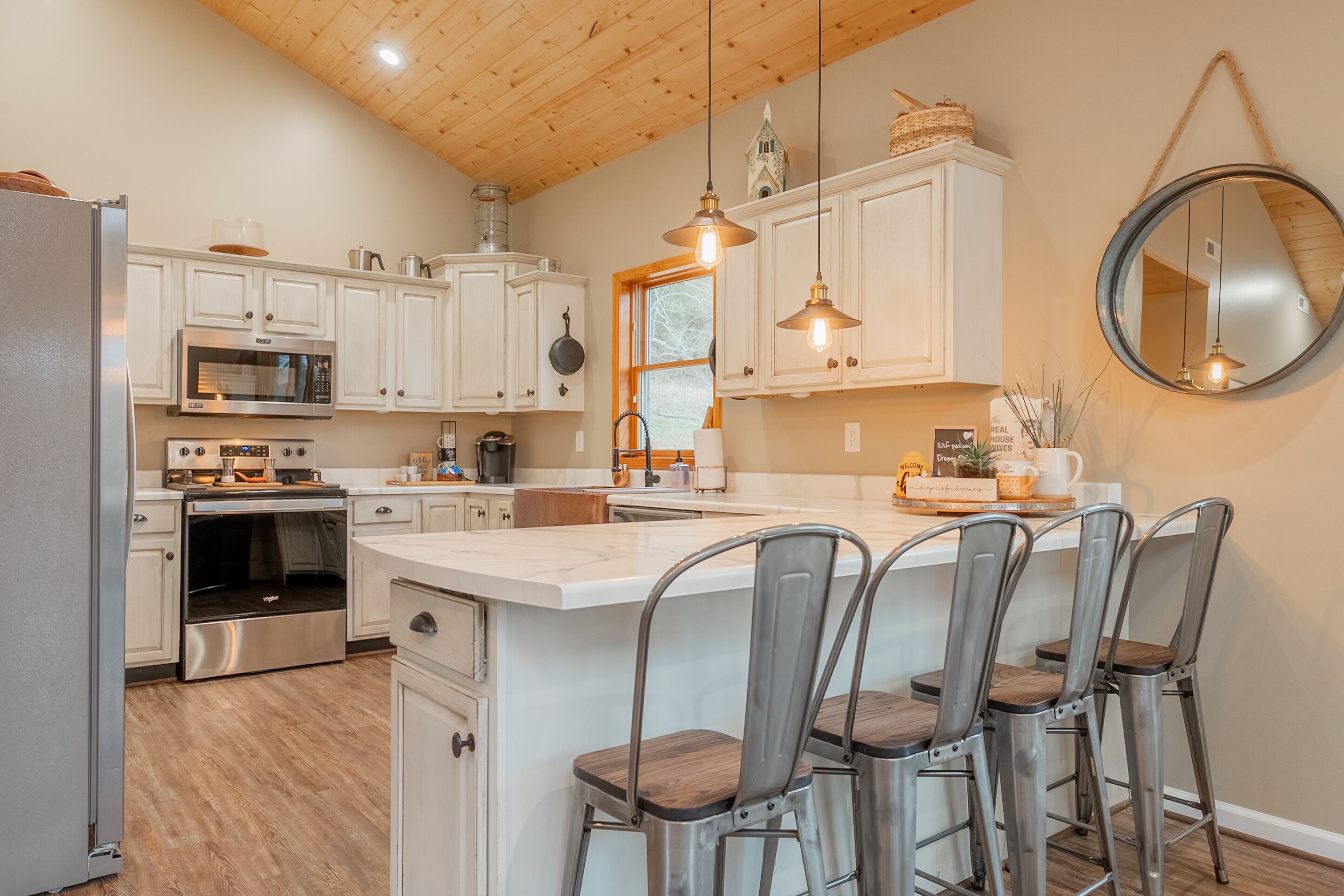 Frigorífico, microondas, horno y placa de cocina