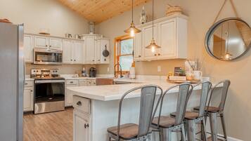 Jääkaappi, mikroaaltouuni, uuni, liesi