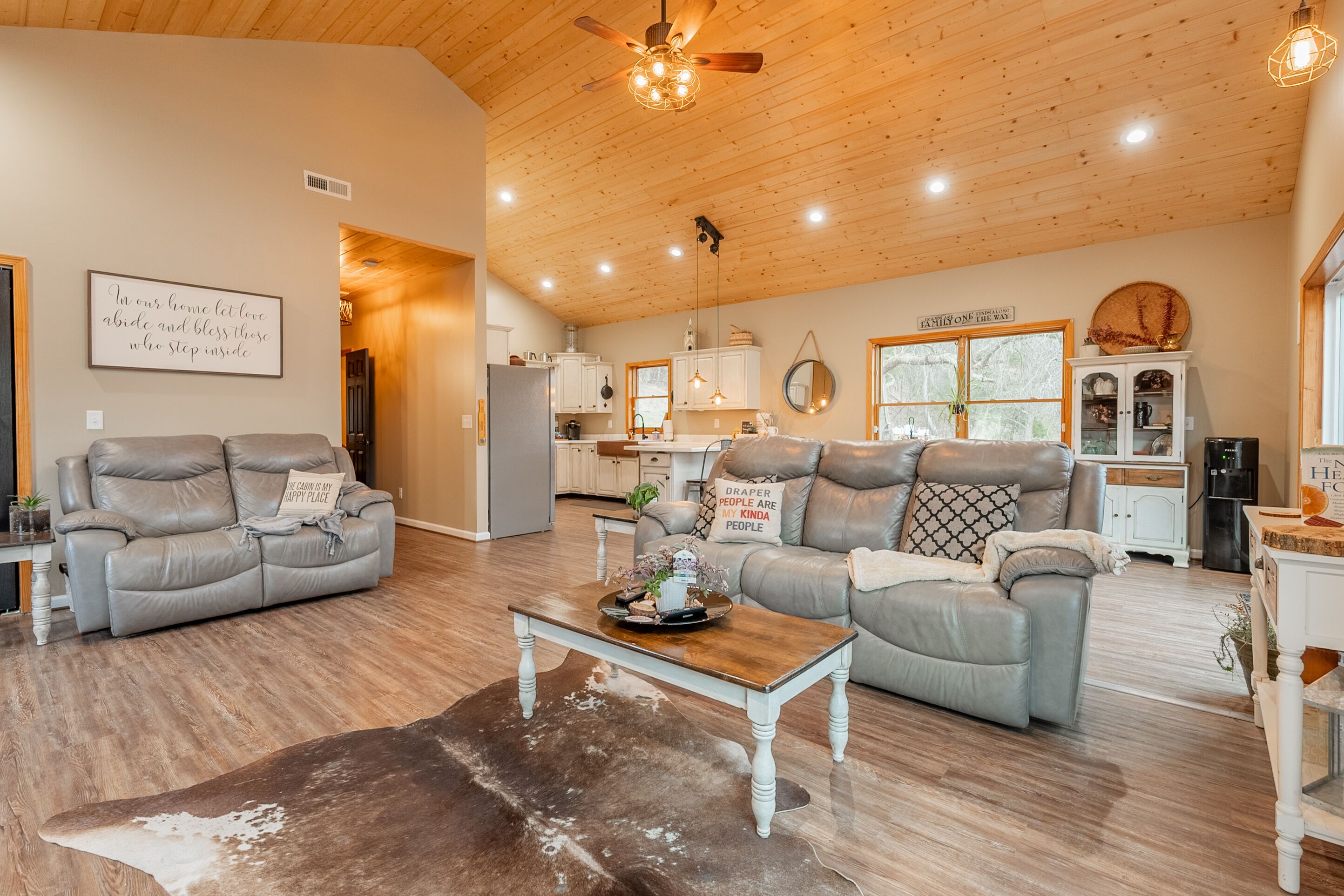 Smart TV, fireplace, books, stereo