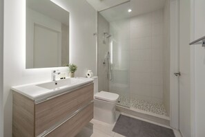 Comfort Apartment, City View | Bathroom | Shower, hydromassage showerhead, hair dryer, towels