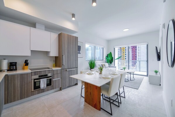 Comfort Apartment, City View | In-room dining