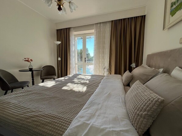 1 bedroom, individually decorated, individually furnished, desk