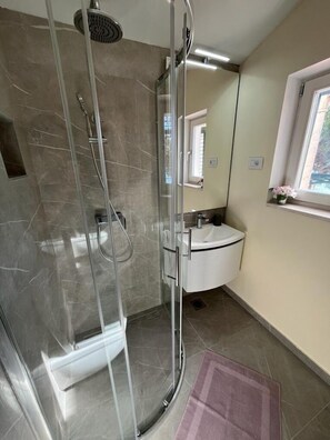 Dusche, kostenlose Toilettenartikel, Haartrockner, Handtücher