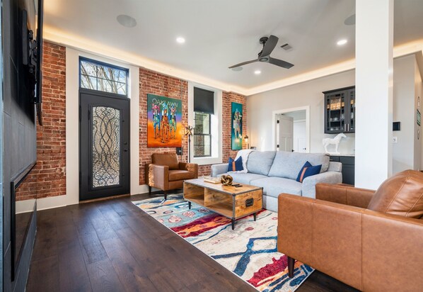 Smart TV, chimenea y estéreo 