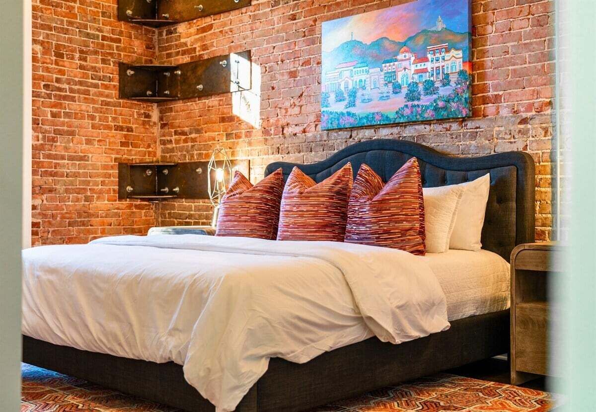 4 bedrooms, WiFi (free), bed sheets