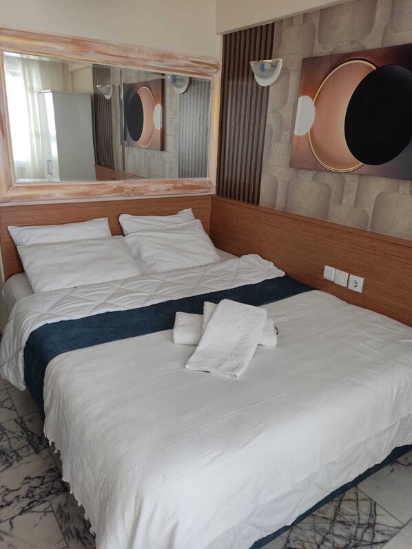 标准房 | 办公桌、笔记本电脑工作区