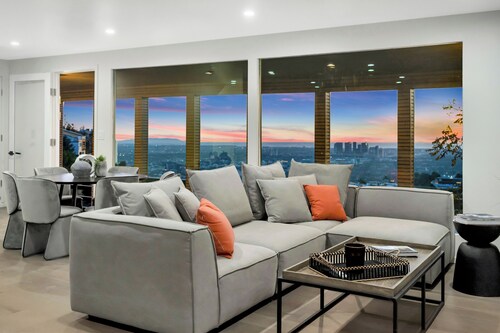 STUNNING CITY VIEW Cozy 4-bedroom house with AC ,WiFi in delightful Los Angeles 