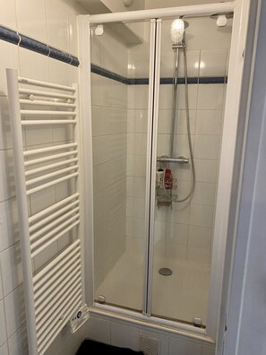 Dusche, Haartrockner, Handtücher, Seife