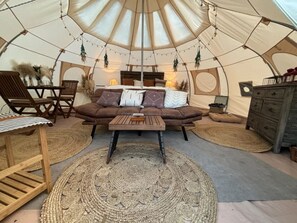 Interior - Cozy campground in adorable Astatula with AC (Astatula)