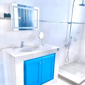 Hårføner, håndklær, såpe og toalettpapir