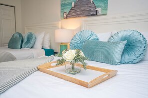 3 habitaciones, escritorio y tabla de planchar con plancha