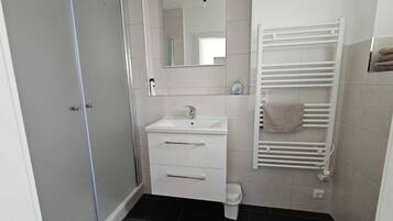 Dusche, Haartrockner, Handtücher, Seife