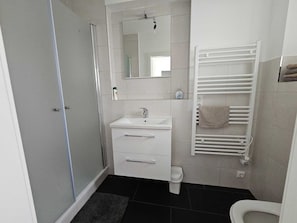 Dusche, Haartrockner, Handtücher, Seife