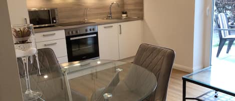 Microondas, horno, placa de cocina, lavavajillas