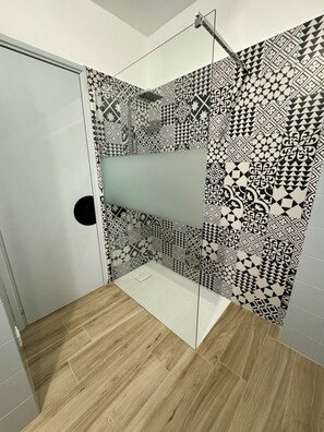 Een douche, gratis toiletartikelen, een haardroger, een bidet