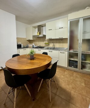 Appartement | Privékeuken | Een koelkast met diepvriezer, een microgolfoven, een oven, een kookplaat