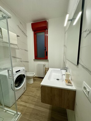 Bruser, gratis toiletartikler, hårtørrer, bidet