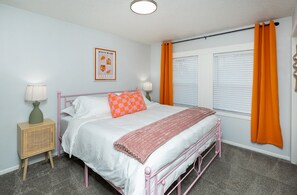 2 habitaciones, escritorio, tabla de planchar con plancha y wifi 