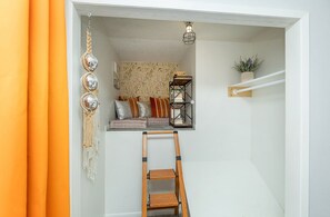 Interior - Little Italy in DSM: 2 Bed 1 Bath Upgraded Townhome w/King Bed & Reading Nook (Des Moines)