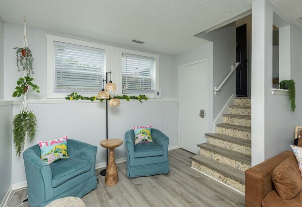 Interior - Little Italy in DSM: 2 Bed 1 Bath Upgraded Townhome w/King Bed & Reading Nook (Des Moines)