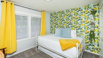 2 habitaciones, escritorio, tabla de planchar con plancha y wifi