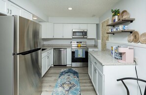 Microwave, oven, stovetop, dishwasher - Little Italy in DSM: 2 Bed 1 Bath Upgraded Townhome w/King Bed & Reading Nook (Des Moines)